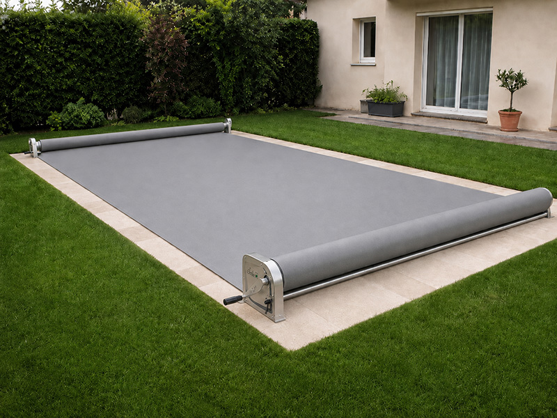 Cubrepiscina azul instalada en piscina exterior